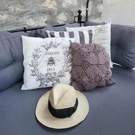 Stone House With Pool - Entire Floor Appartement *